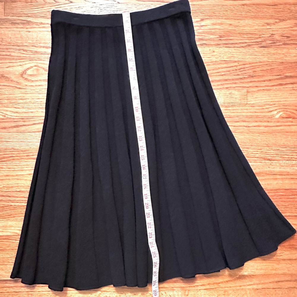 Elegant St. John Classic Black Pleaded Knit Skirt, Excellent Preowned Condition - Picture 2 of 5